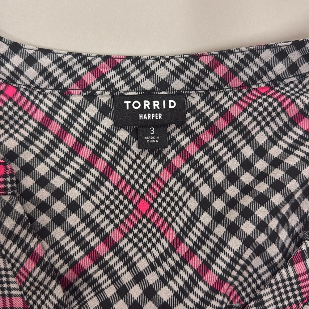 Torrid: Harper Georgette Pullover 3/4 Sleeve - Picture 11 of 14